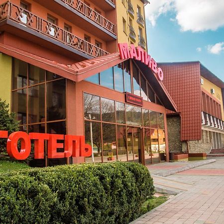 Malyvo Hotel Dilyatyn Eksteriør billede